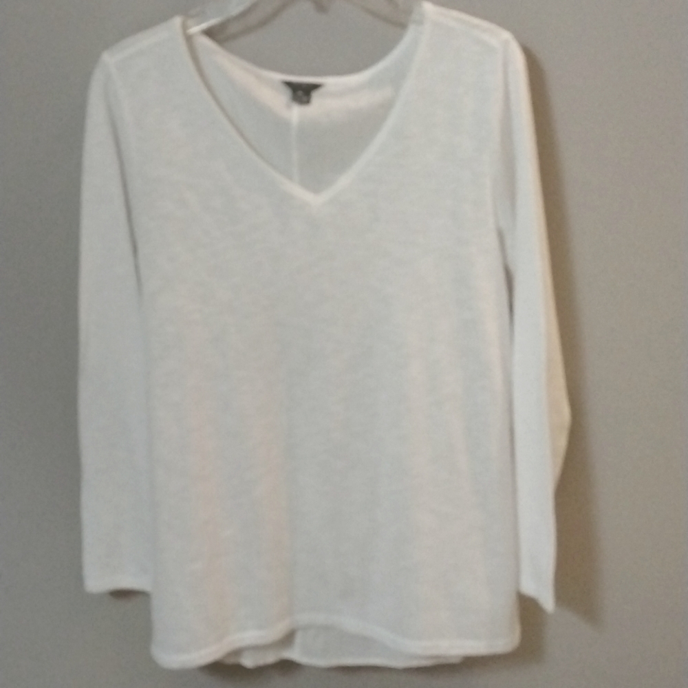 Eddie Bauer women’s v neck top! Size medium
